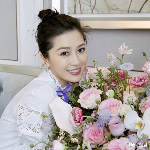 傅程鹏|香港著名女星长期与丈夫分隔两地，高调晒婚戒，暗示夫妻感情稳定
