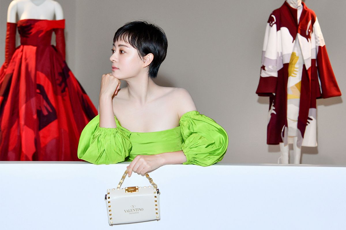 孙俪|孙俪终于放开穿了，荧光绿抹胸裙打造贵族范，可惜妆容成“败笔”