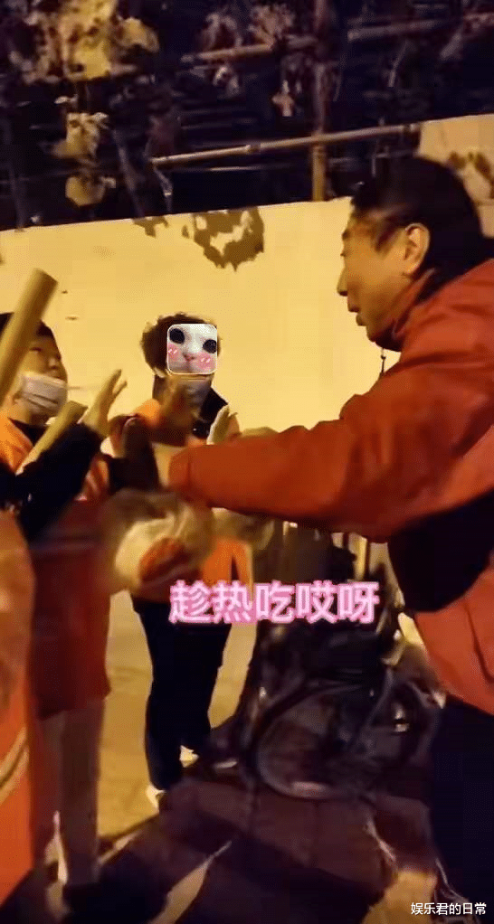 濮存昕|众星现身新闻联播！濮存昕低调，冯巩沈涛严肃，刘昊然呆萌可爱