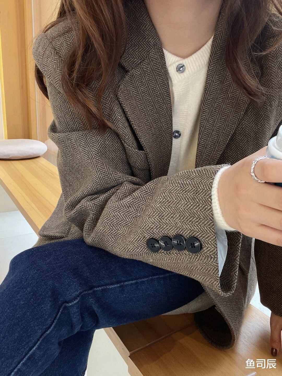 鱼司辰 秋冬韩系不露腿穿搭怎么穿？西装格子外套+牛仔裤，复古又时髦！