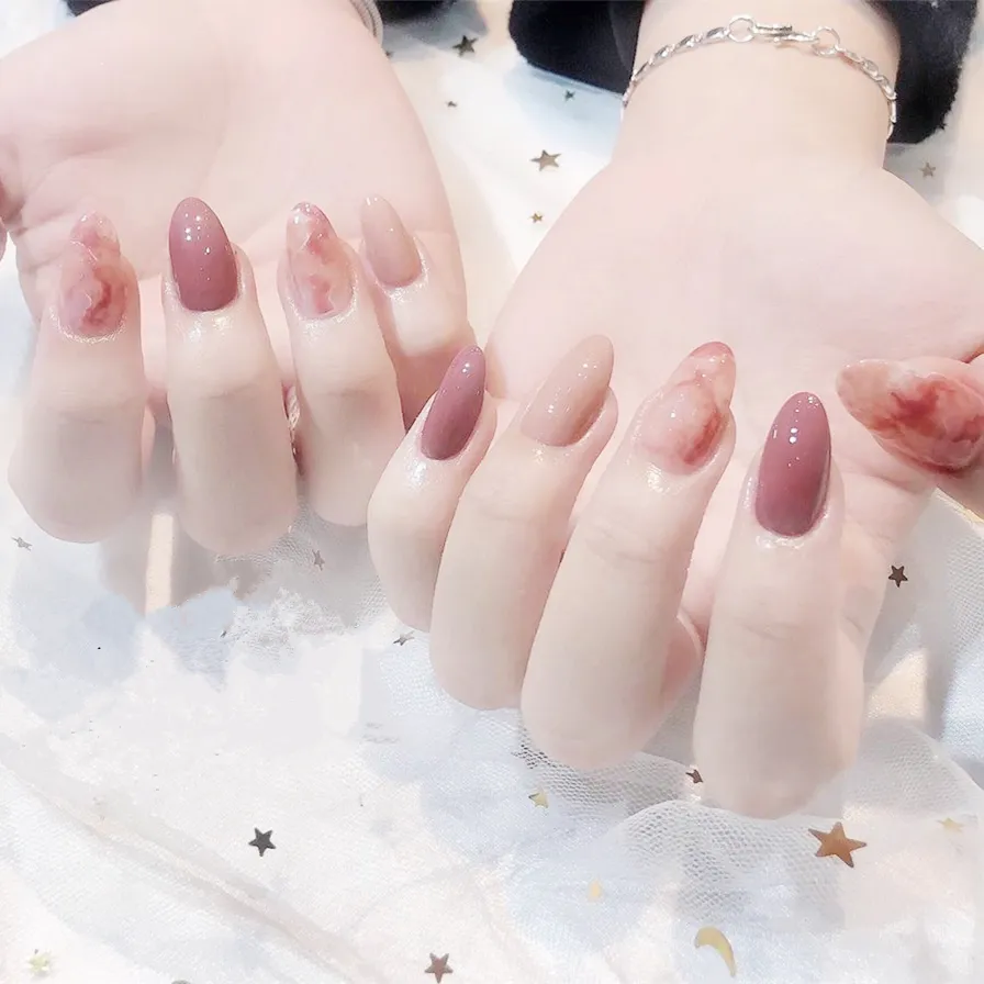 香奈儿 秋冬选这5种美甲色，显白又高级！