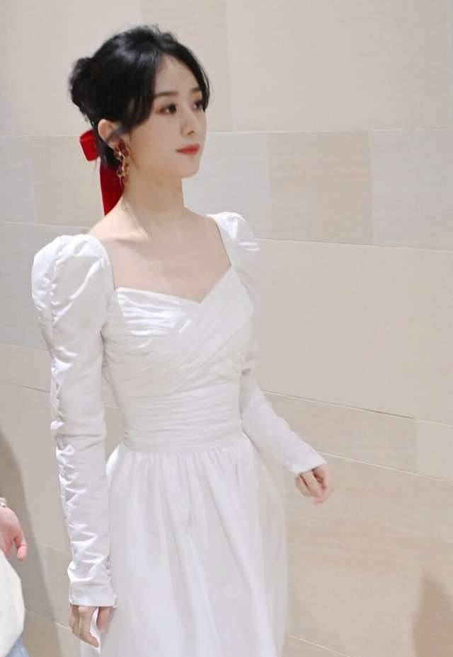 赵丽颖|赵丽颖离婚后更精致，穿公主裙配蝴蝶结发带，仿若坠落凡间的仙女