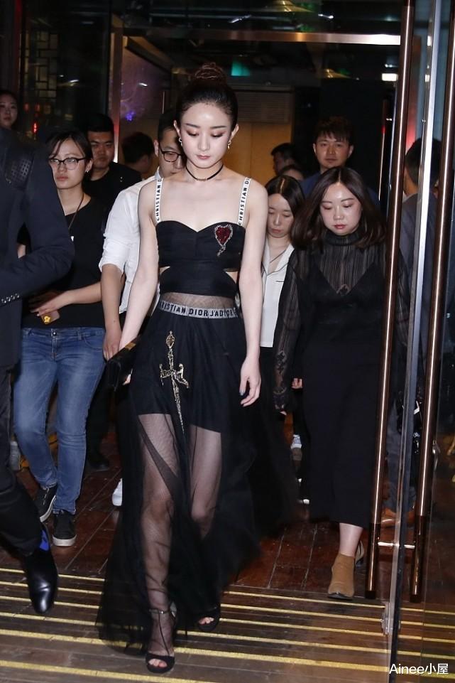 赵丽颖|赵丽颖的身材真挺辣，透视薄纱裙秀纤细腰肢，当了妈气场更足