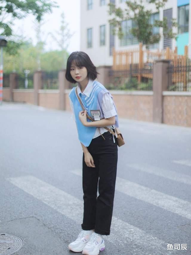 鱼司辰|还在上学的女生可以这样穿，白色卫衣搭配百褶裙，款式百搭又休闲