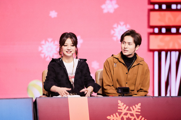 赵薇|被张哲瀚牵扯的老板赵薇，曾穿日本军旗走秀，员工出事后发文表明立场