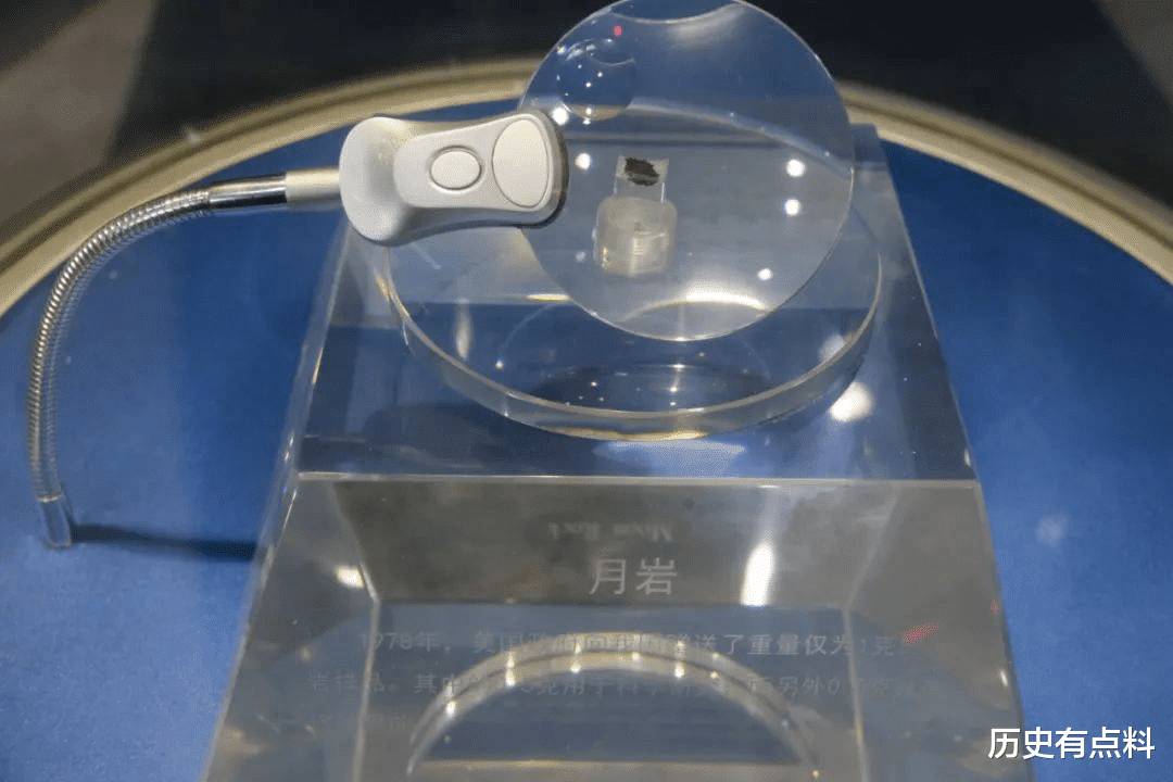 蚊子 为何中国带回的月壤是彩色，NASA的却是灰色？难道美国登月是假的？