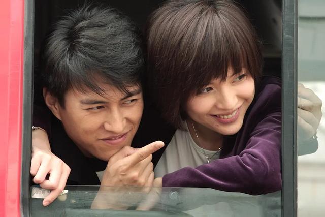 靳东|靳东过生日，妻子李佳不但发文庆祝，还晒头盔照力挺丈夫万里骑行