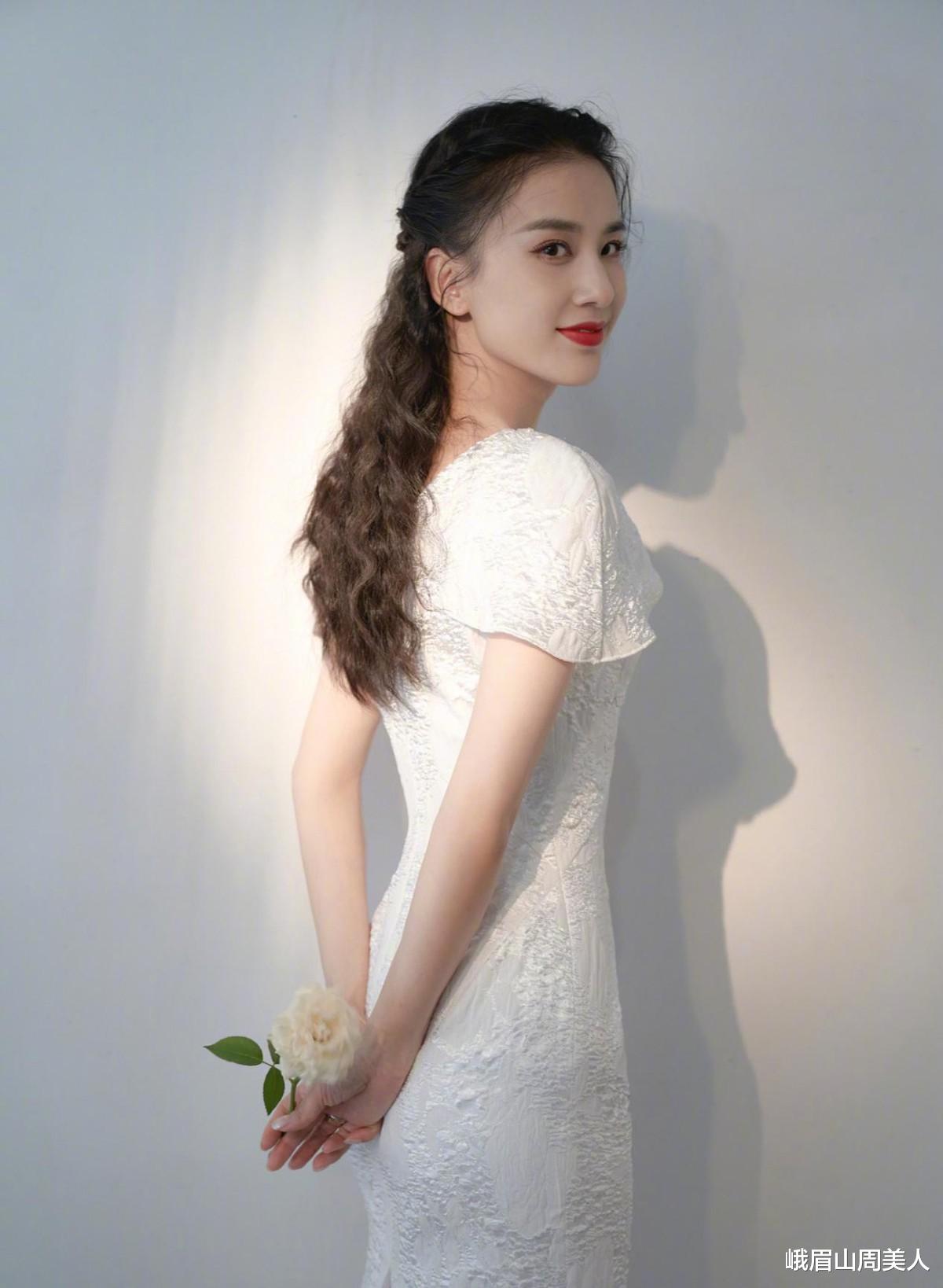 峨眉山周美人|黄圣依不愧是“真阔太”，穿芭比粉缎面裙好妩媚，一般人驾驭不了