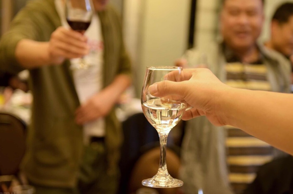 Ainee妈咪|公务员下班需要“戒酒”?新规引起热议,公务员真有那么好吗