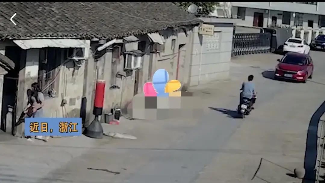 近日,一男子因偷看美女,与轿车来了一场甜蜜邂逅的事件在网上走红