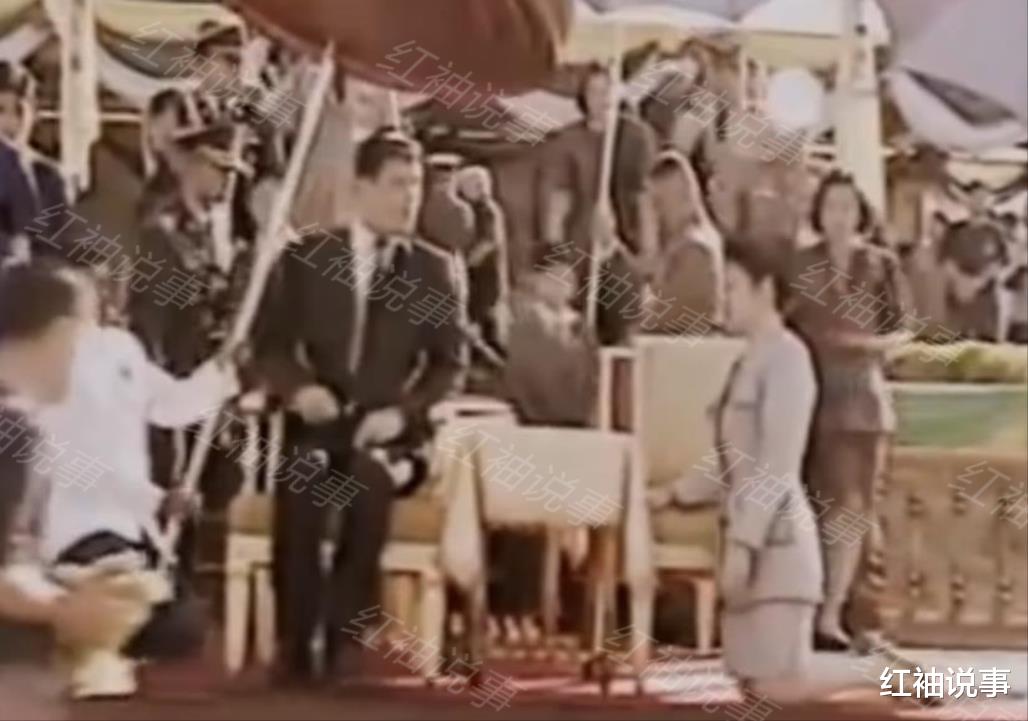 泰國二王妃卑微入骨，水泥地上用膝蓋走路，跟蘇提達一模一樣-圖2