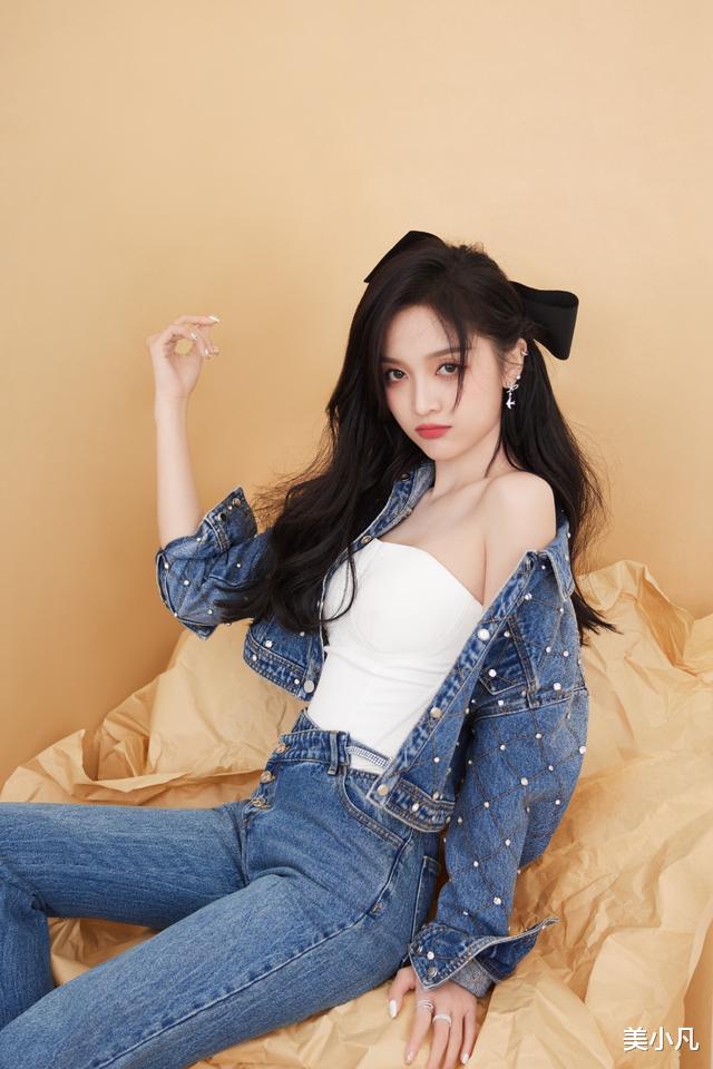 美小凡|喜欢折腾的吴宣仪，紧身牛仔配白色抹胸，身材出众真好看