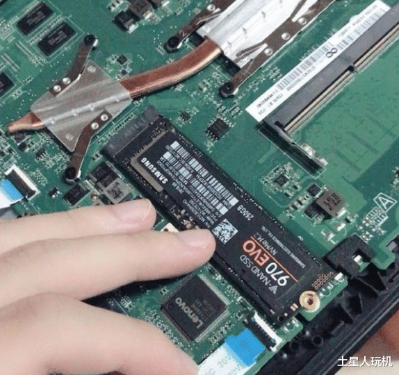 Win10|更换固态硬盘后，安装win10，关机要很久，风扇一直转很久才断电是为什么？