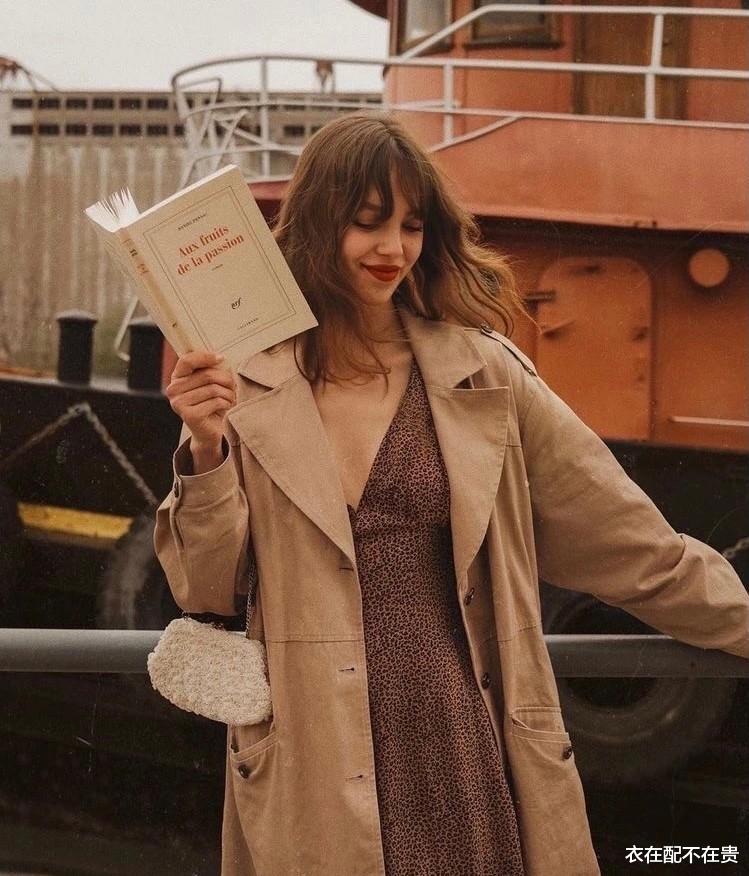 衣在配不在贵 风衣下面不一定穿裤子，以下5种搭配也很时髦，提升气质和辨识度