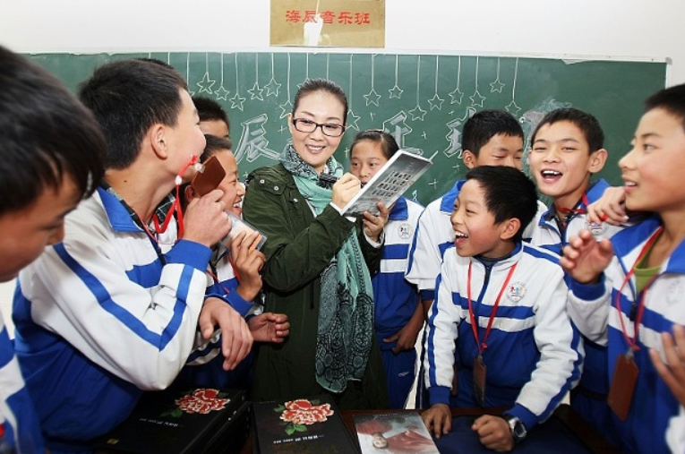 发型|学校要求学生统一发型，标准发型惹争议，女学生哭着说：太丑了