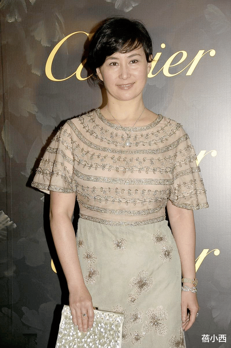 华晨宇|何超琼到底是赌王最爱的女儿,越老越高贵,穿连衣裙配短发真优雅