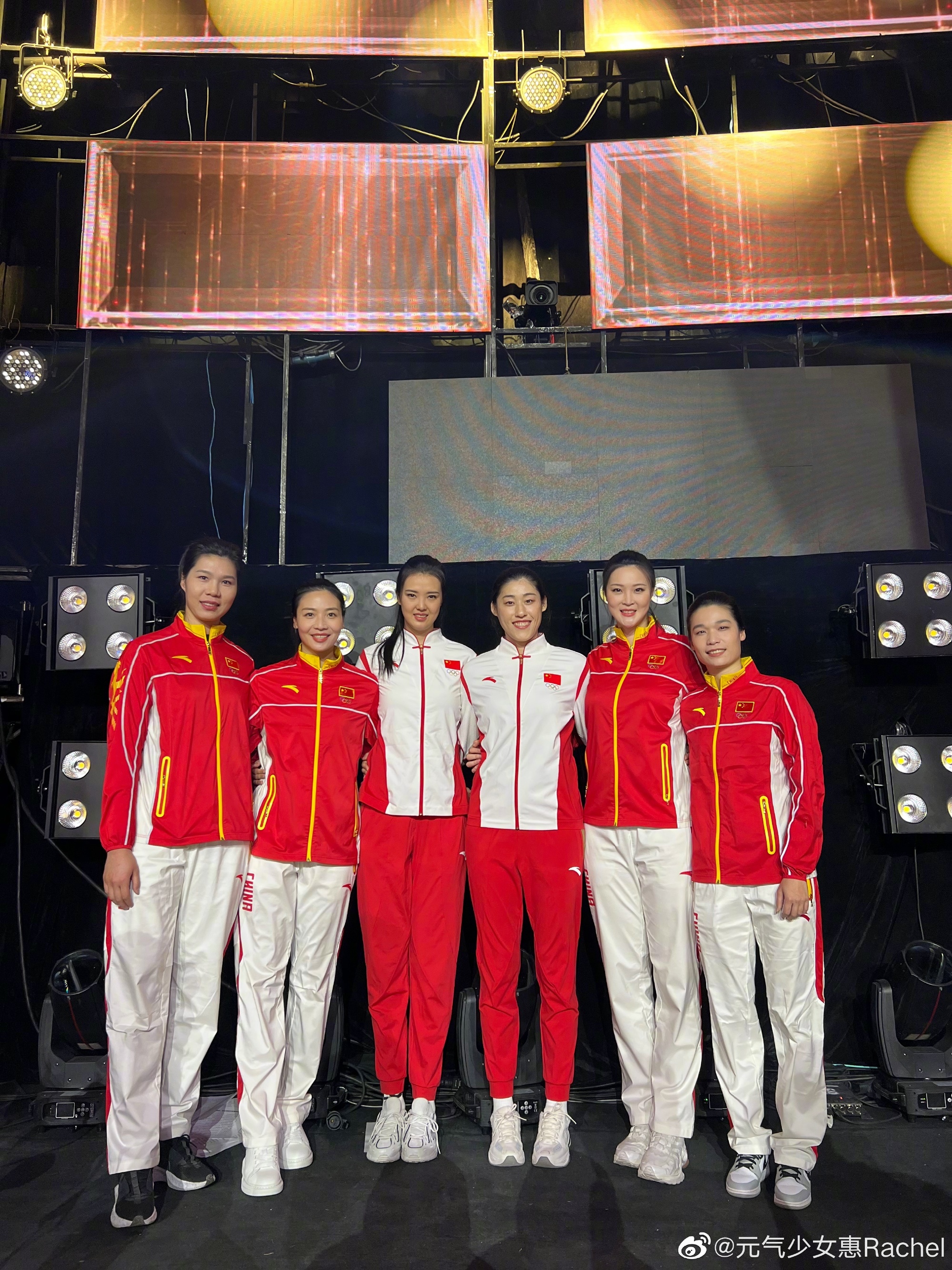 惠若琪|女排6大奥运冠军团聚！惠若琪请3人回家聚餐，刘晓彤抱娃客串月嫂