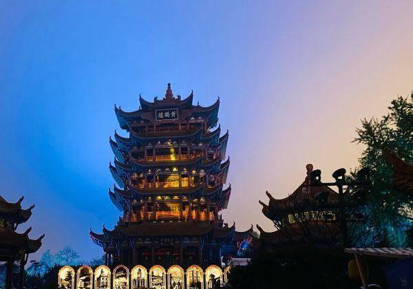 長(zhǎng)江日?qǐng)?bào) “知音號(hào)”場(chǎng)場(chǎng)爆滿，長(zhǎng)江夜游越夜越精彩，兩江游覽近八成是外地客