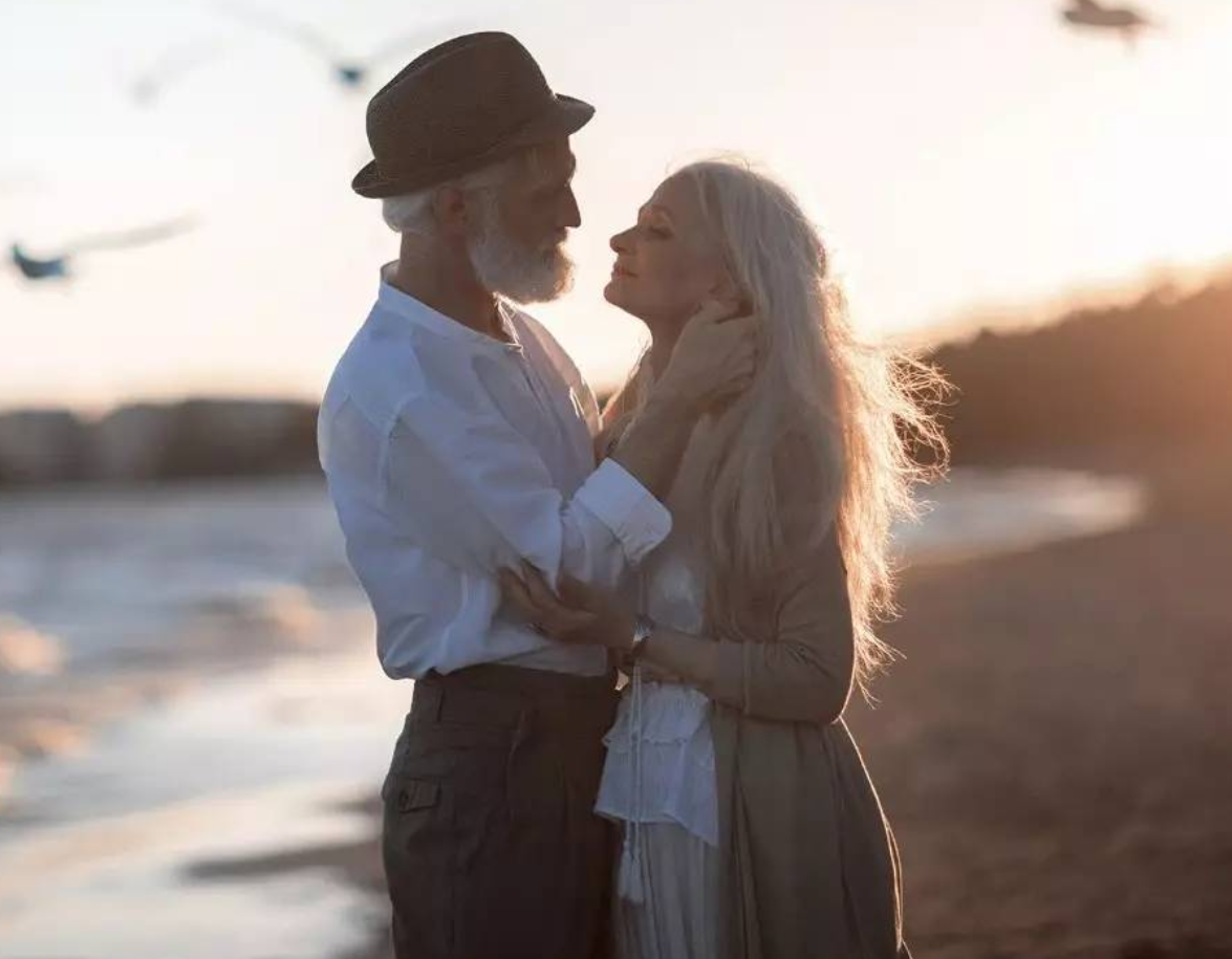 蔷薇妈妈育儿记|首批“丁克”族现已步入晚年，如今他们后悔了吗？听听过来人咋说