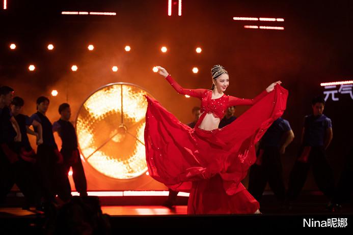 佟丽娅|佟丽娅离婚后脱胎换骨，台上跳舞舞姿超女团，穿红裙扎头饰变新疆美人