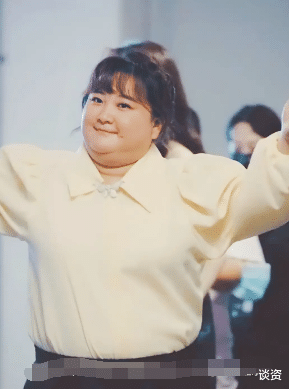 贾玲|39岁贾玲生图曝光，腰部勒出赘肉，胖到似吹皮球般膨胀