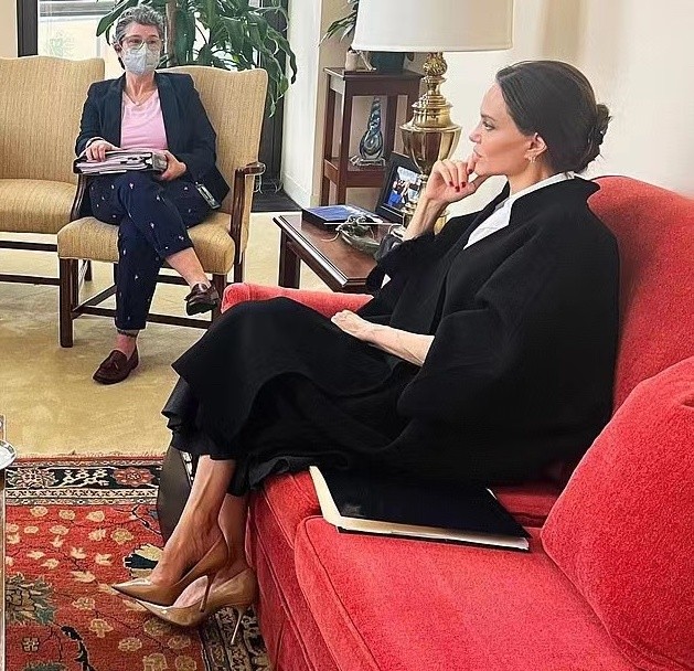 无心法师|朱莉抢前夫皮特的58岁生日风头！黑衣配红指甲贼吸睛，白成牛奶肌