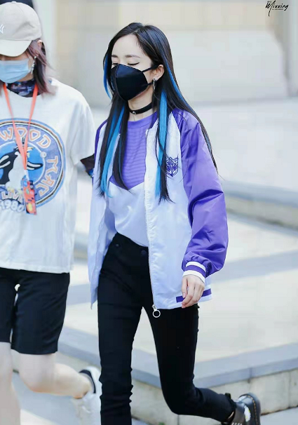 时尚风行派|杨幂真有想法!新路透穿运动服混搭项圈一秒变酷girl,狐狸眼撩人