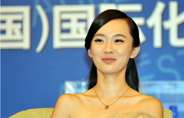 霍思燕|12年前和12年后的霍思燕差别不大，穿抹胸依旧清纯，连身材都没变