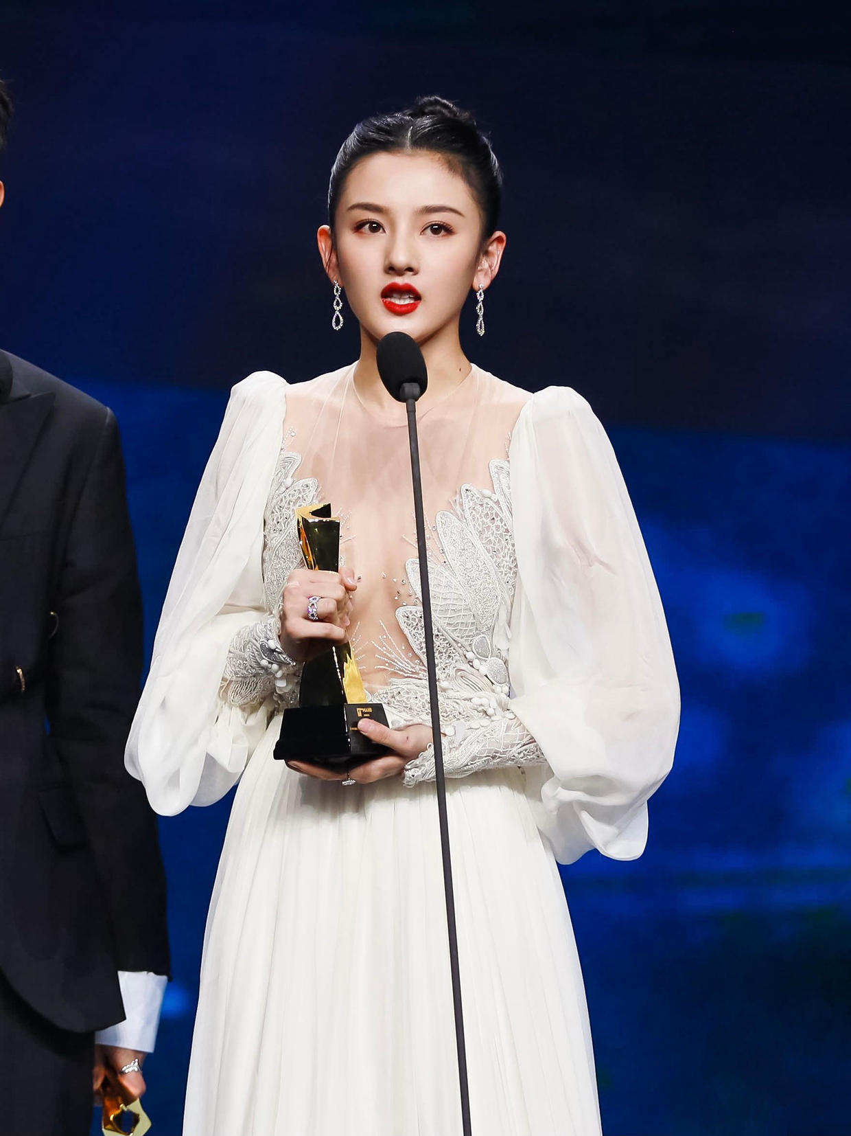 何有强 宋祖儿私服搭配也美到爆!穿短夹克配抹胸走机场,随意夹发太洋气