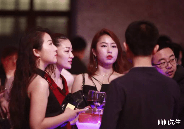 而你刚好发光|“喝多睡着了，和他纯友谊”妻子参加单身告别酒会，被丈夫提离婚