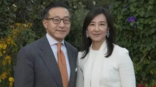 篮网队|NBA老板第三巨富，千亿级资产！57岁俘获美娇娘，一家五口幸福