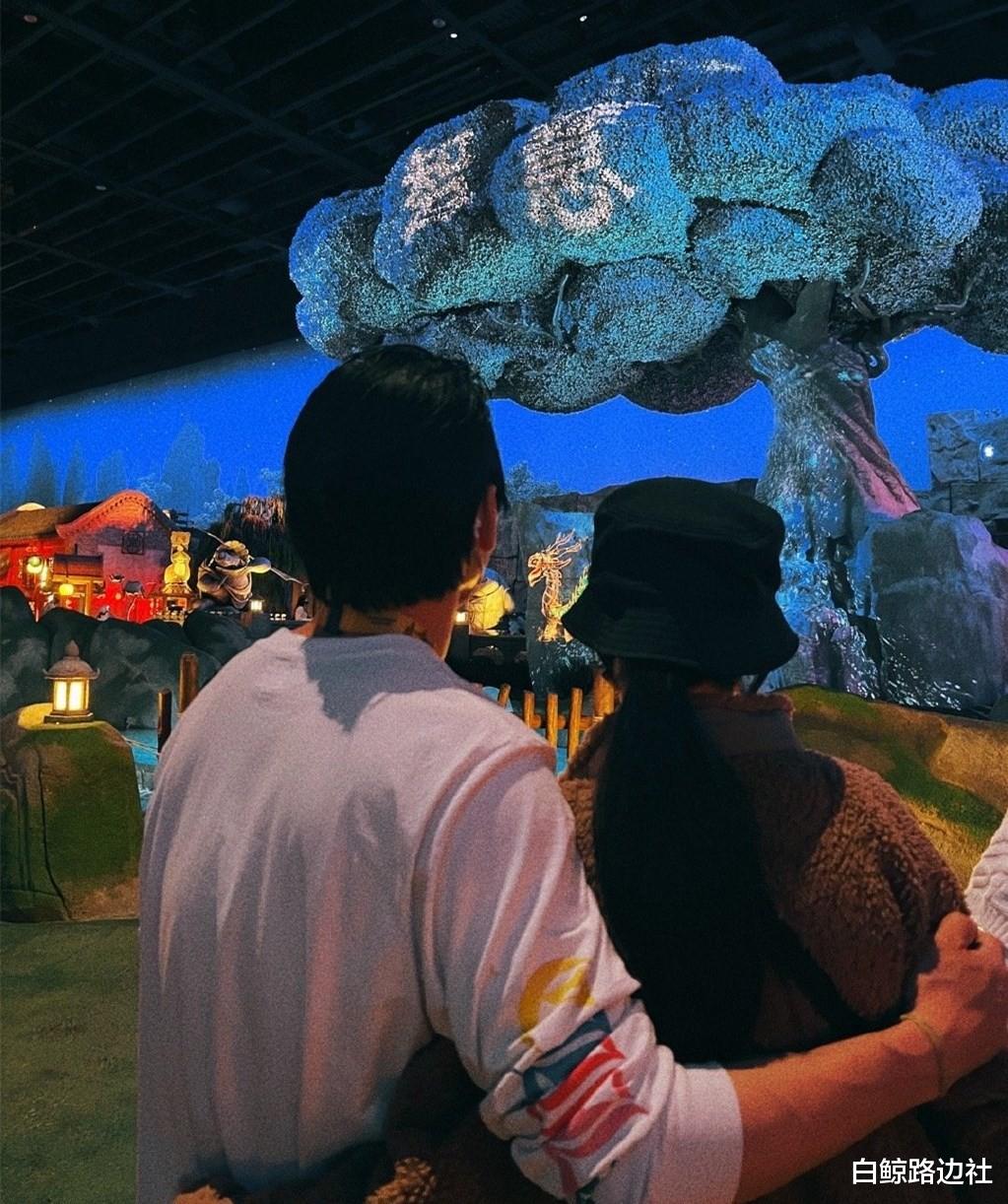 郭碧婷|向佐一家三口游玩！1岁女儿在爸爸怀里好乖巧，郭碧婷身材略圆润