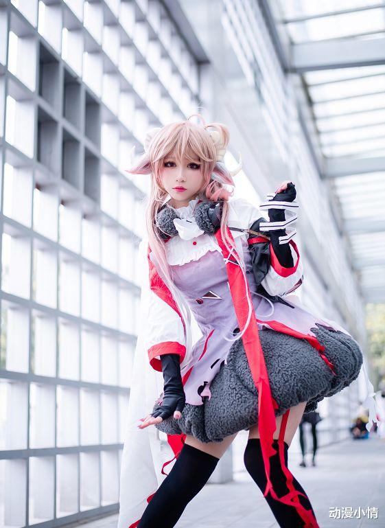 小姐姐|coser才15岁，竟把“丝带袜”穿到透光了，这腿上帝吻过？看懵了