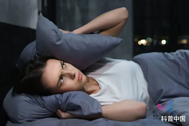 睡眠|为什么有时睡梦中会被一声巨响惊醒？可能和它有关…