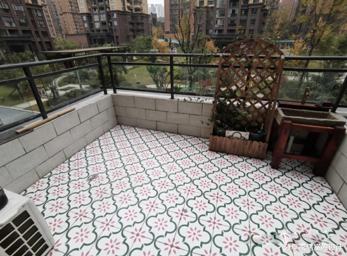 她家买二楼新房赠送80平露天超大阳台，真的是赚大了，让人羡慕！
