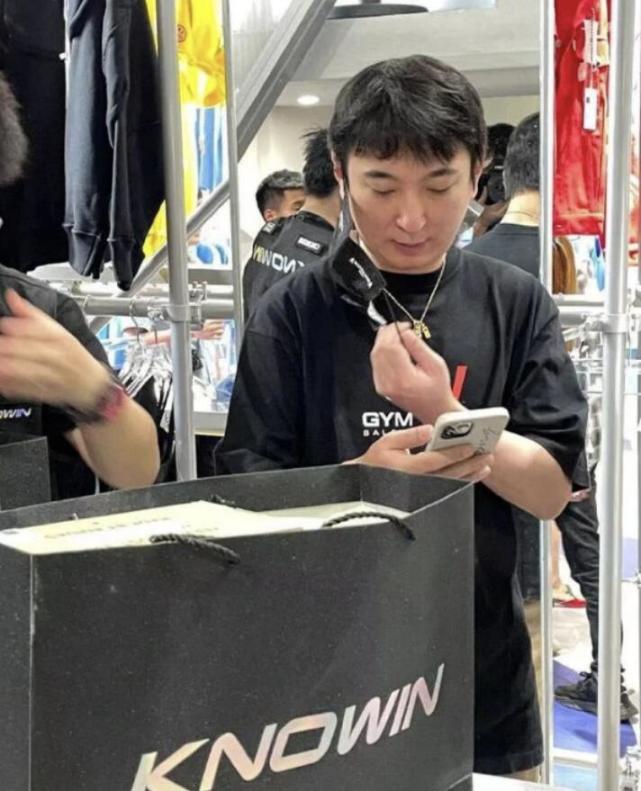 王思聪|王思聪开劳斯莱斯去蹦迪，被美女们主动扑怀里捂脸害羞笑