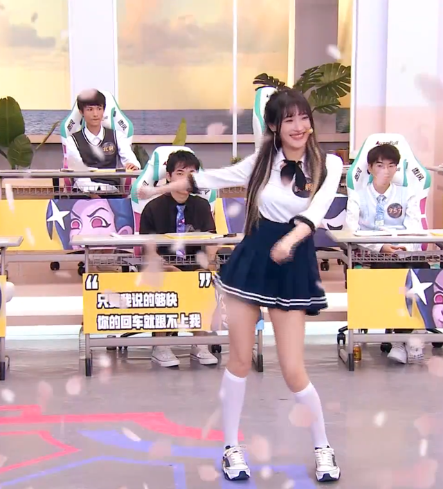 锤石|LOL国服第一女锤石豚豚,参加线下节目JK跳舞,网友:颜值真高