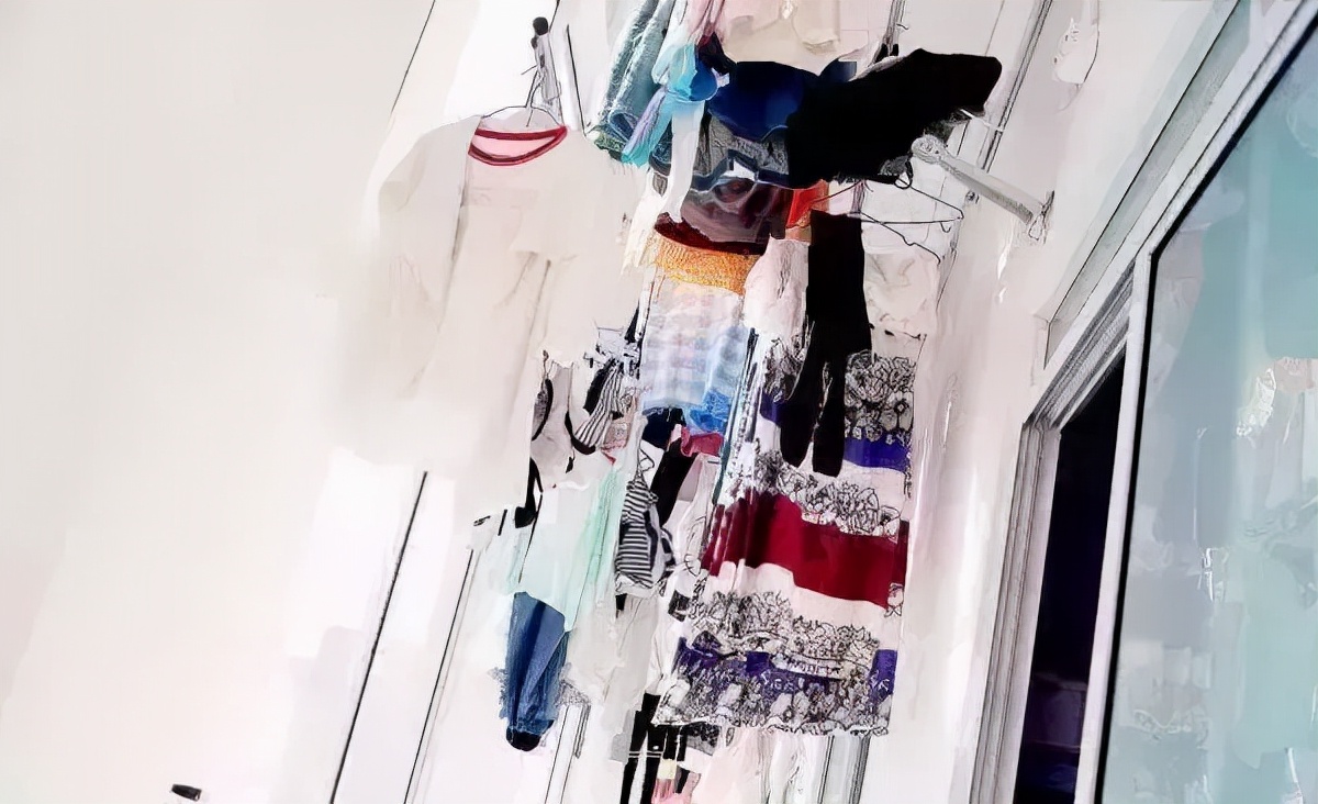 婆婆说把阳台变成休闲区,衣服晾到哪里去?还好老公一招搞定!