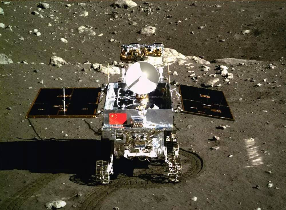 当年美国星条旗在月球“飘扬”,间接坐实了造假?或许是两点原因