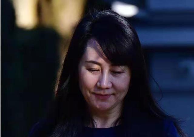 孟晚舟|49岁孟晚舟素颜亮相，穿职业西装裙身材消瘦，频繁出庭满是疲惫感