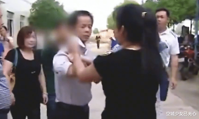 单亲妈妈独自抚养儿子8年,父亲出现后,儿子却毫不犹豫跟父亲走
