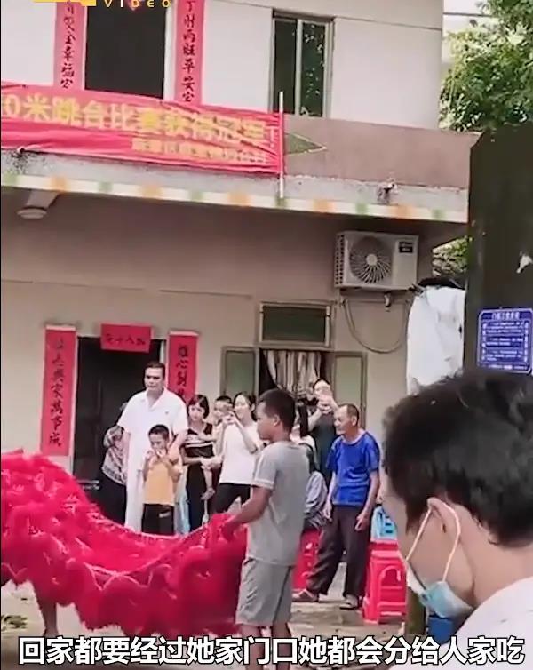 全红婵 14岁奥运冠军全红婵家门口堆满辣条，网友：小卖部开起来