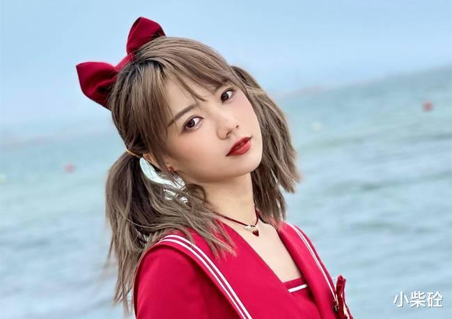 制服 “党妹”为自己的“制服跳”道歉，两天天掉粉十万