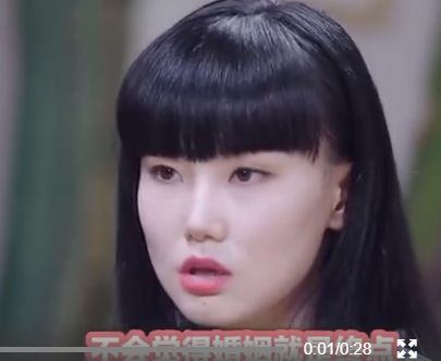 周星驰|黄龄与男友深夜约会，车内相拥热吻，手从男友头发抚摸到下巴