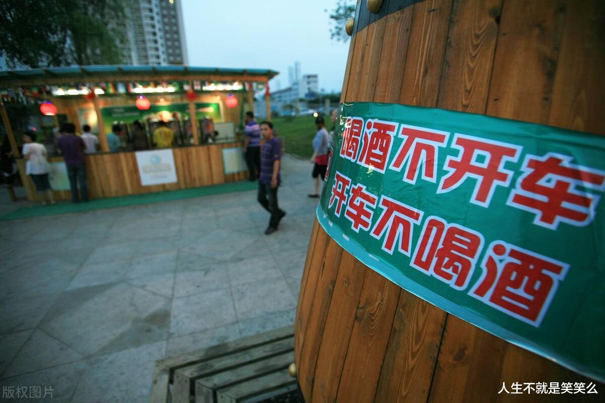 有困难,找警察,酒后驾驶开不动车,他竟然选择叫警察送他回去