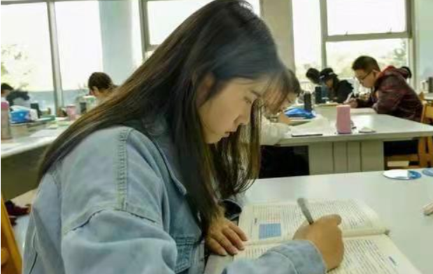 hr|“凭什么只用985学生”,毕业生质疑名企区别对待,HR的话太扎心