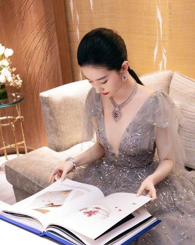 刘亦菲|刘亦菲太美了，穿蓝色薄纱裙美若天仙，真不愧是神仙姐姐！