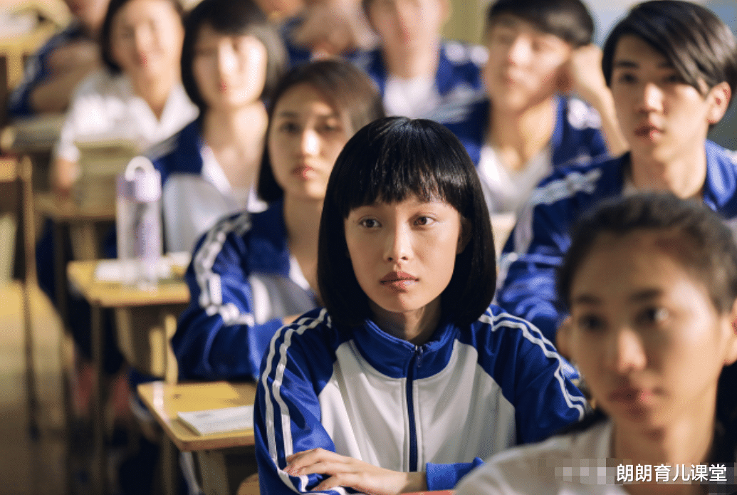 朗朗育儿课堂|学生“手绘校服”走红，风格截然不同，网友直呼：“灵魂”画手