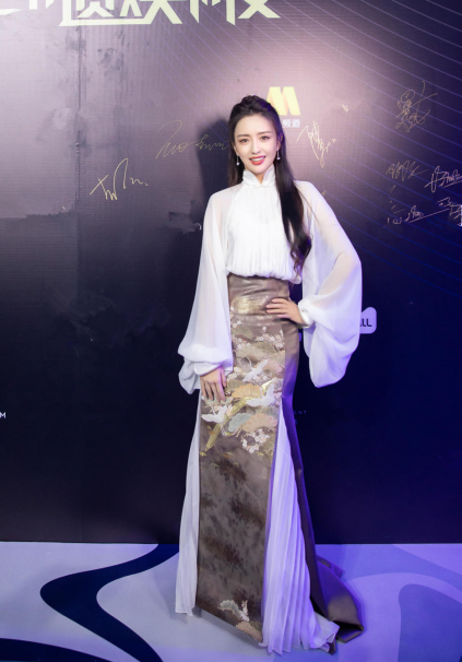 古风|佟丽娅“潮”起来真不得了,镭射裙里面套条古风裙,典雅不失潮流