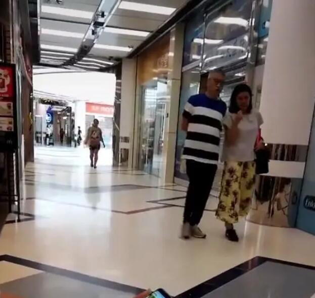 吴孟达|吴孟达生前罕见和太太聚餐照曝光，侯珊燕素颜出镜，气质绝佳